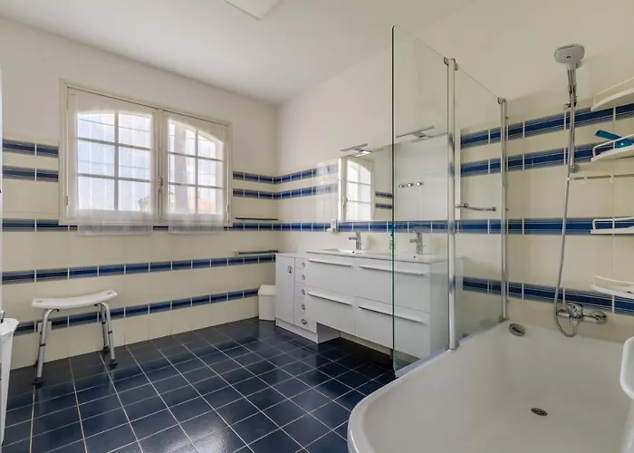 Avec Piscine Chaufee Et *