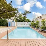 A Avec Piscine Chauffee Et A De 34 Degres