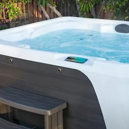 Avec Piscine Chaufee Et Villa *