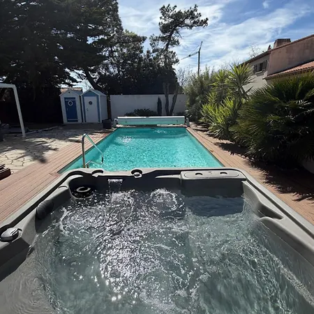 A Avec Piscine Chauffee Et A De 34 Degres Brétignolles-sur-Mer