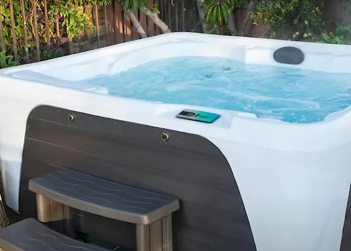 Avec Piscine Chaufee Et Villa *